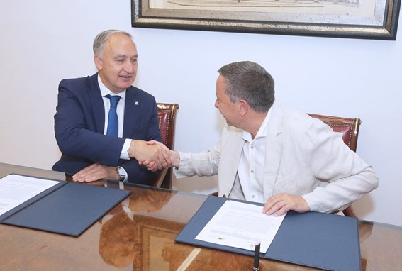 Antonio Largo, Rector de la Universidad de Valladolid, y Adolfo Sainz, presidente de Conferco, firmando el convenio.