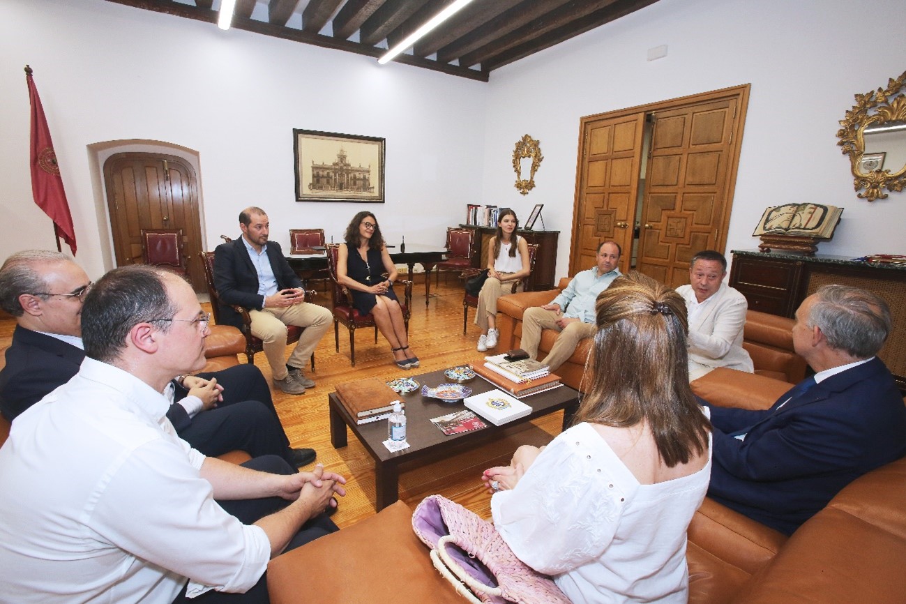Representantes de la Cátedra de Innovación para el Comercio, la Universidad de Valladolid y Conferco.